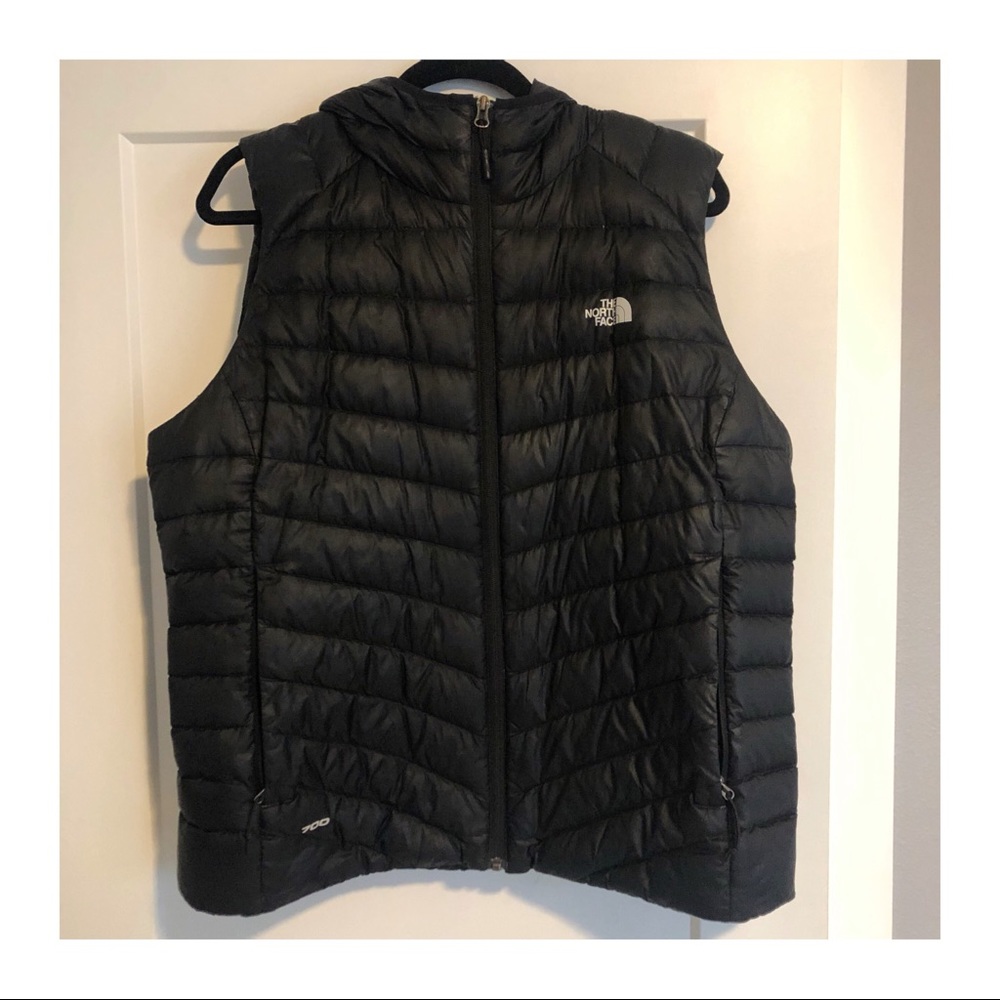 Women’s North Face down hooded vest - XL